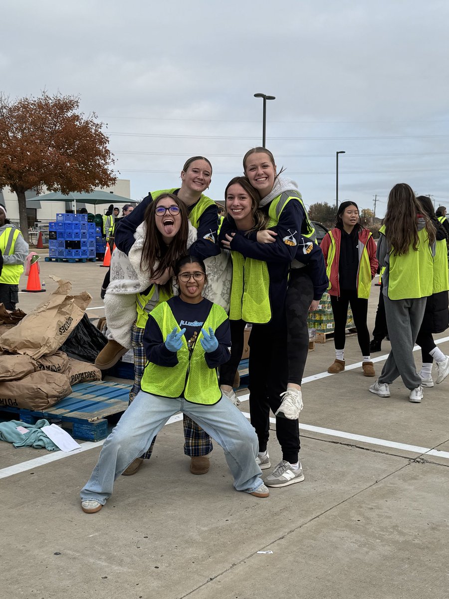 GoldHankins's tweet photo. We had a great morning volunteering at the Cindy Ramsey Center and helped over 840 families in need this time of year. So blessed for such a great group of girls and this opportunity to give.
#IGPremier18U #Illusionsgold #OarsUp #RowTheBoat https://t.co/PZOlWixQk7