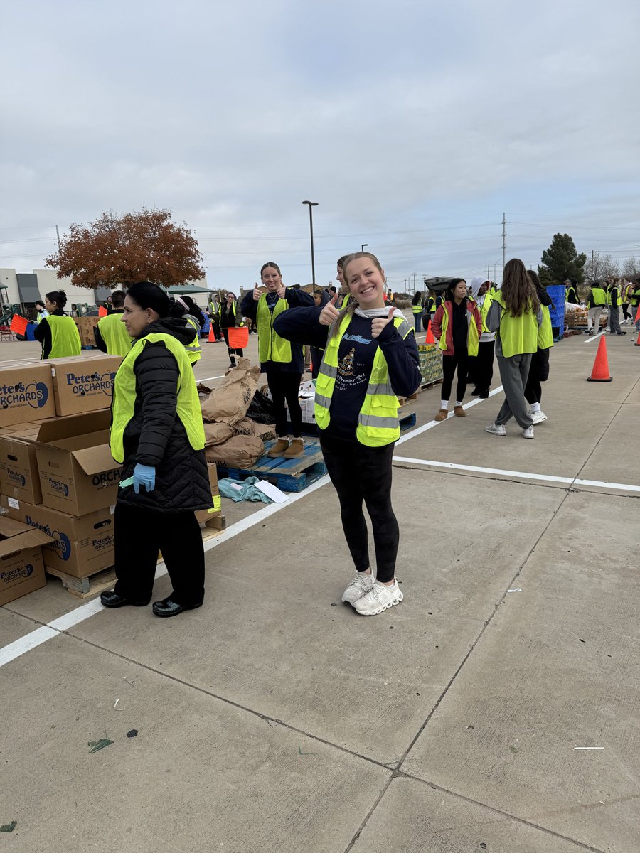 GoldHankins's tweet photo. We had a great morning volunteering at the Cindy Ramsey Center and helped over 840 families in need this time of year. So blessed for such a great group of girls and this opportunity to give.
#IGPremier18U #Illusionsgold #OarsUp #RowTheBoat https://t.co/PZOlWixQk7