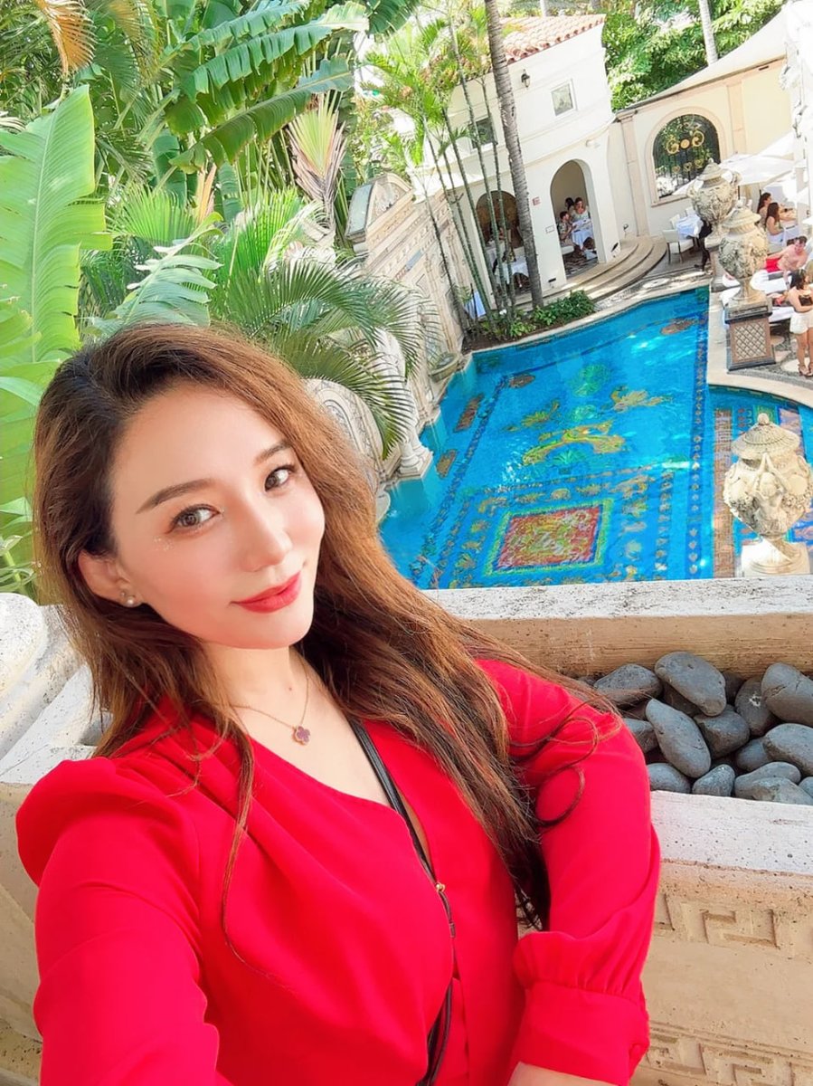 Lucinda614523's tweet image. Barefoot bliss on mosaic dreams
Colorful art beneath, bold confidence within. 
Miami, you’ve outdone yourself 🌺❤️
#PoolsideChic #BoldInRed #MiamiDiaries #LuxuryInEveryDetail