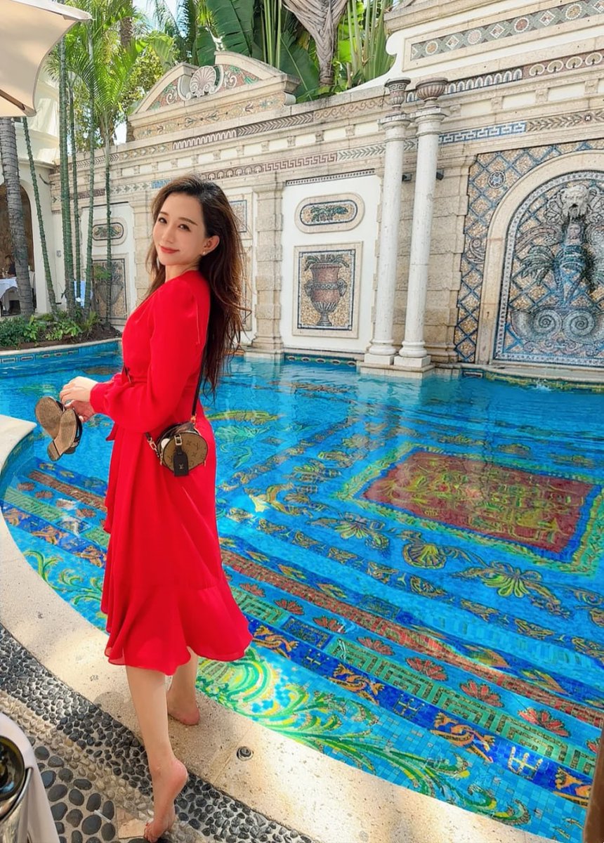 Lucinda614523's tweet image. Barefoot bliss on mosaic dreams
Colorful art beneath, bold confidence within. 
Miami, you’ve outdone yourself 🌺❤️
#PoolsideChic #BoldInRed #MiamiDiaries #LuxuryInEveryDetail