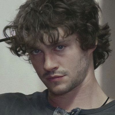 grhvnlecter's tweet image. Três filhos né senhor Hugh Dancy