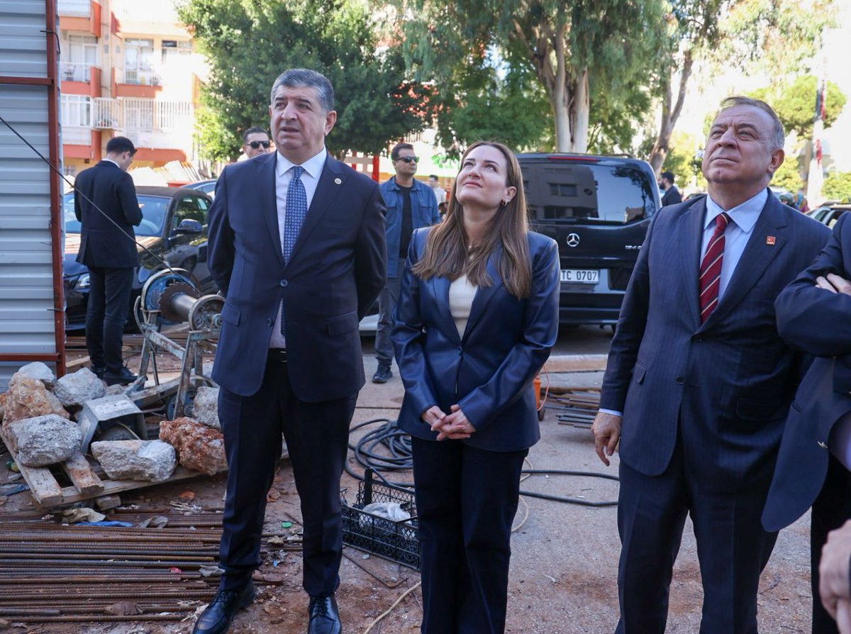 CHP Yerel Yönetimlerden ve Dirençli Kentlerden Sorumlu Genel Başkan Yardımcımız Sn. Gökan Zeybek, 161 gündür cezaevinde bulunan Muhittin Başkanımızı ziyaretinin ardından İl Başkanımız Nail Kamacı ile Milletvekilimiz ve PM Üyemiz Cavit Arı’nın da katılımıyla cezaevi önünde