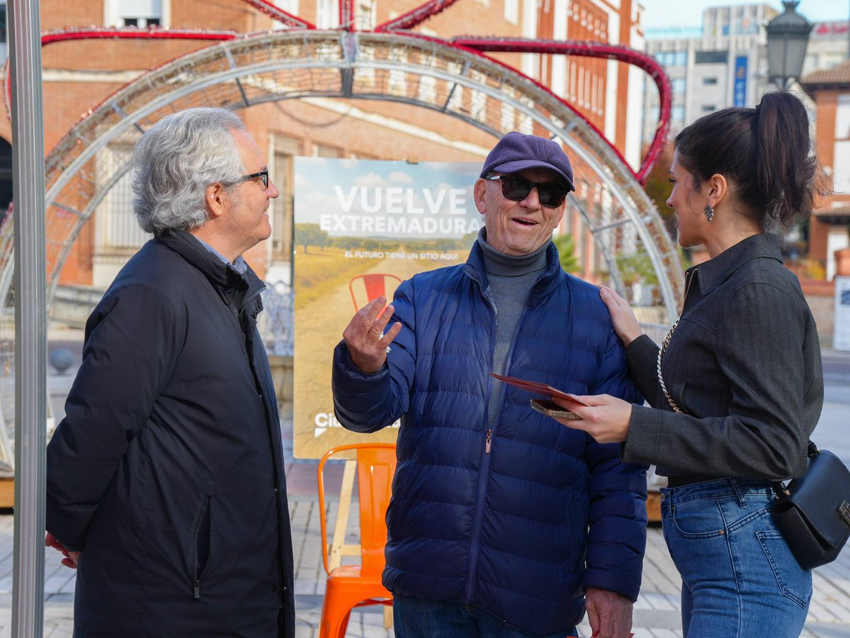 Esta mañana en #Badajoz, en nuestra Carpa Ciudadana, explicando las propuestas de Cs para las elecciones de este #21D.

Escuchando, dialogando y defendiendo un proyecto que mira al futuro.

Extremadura tiene que volver a creer en sí misma.

#VuelveExtremadura #VuelveCs