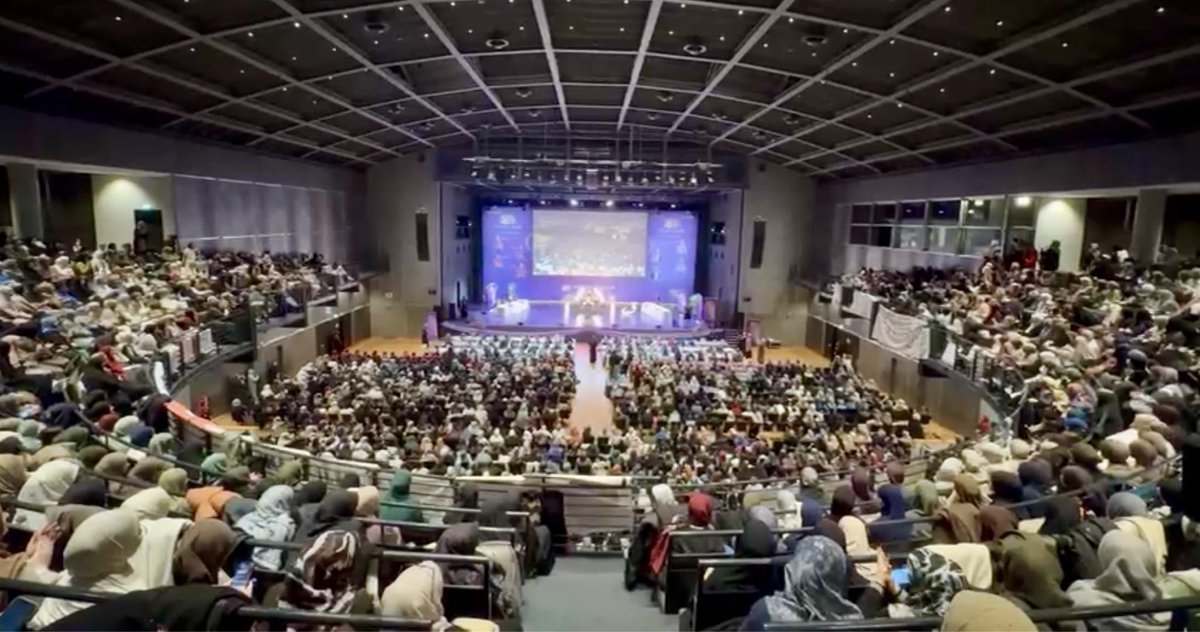 Kadınlar Teşkilatımız tarafından düzenlenen 22. Kur’ân-ı Kerîm Tilavet Yarışması finali Bielefeld'de yoğun bir katılımla gerçekleştiriliyor. Avrupa’nın farklı bölgelerinden gelen yarışmacı ve davetlilerin Kur’ân-ı Kerîm'in manevi atmosferinde buluştuğu programda emeği geçen