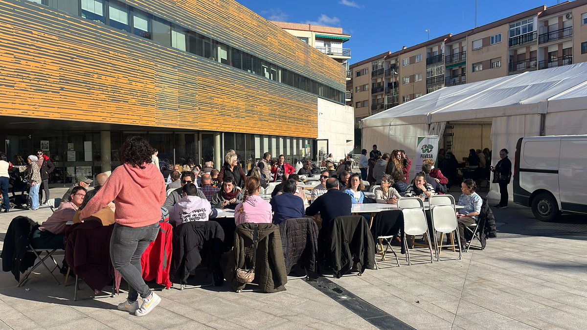 ¡Qué gran ambiente hoy en el Día del Vecino de <a href="/FEVESAlamanca/">FEVESA</a>!

La concejala <a href="/Mariabravamaria/">María García Gómez</a> ha asistido a la iniciativa, celebrada en la Plaza Trujillo.