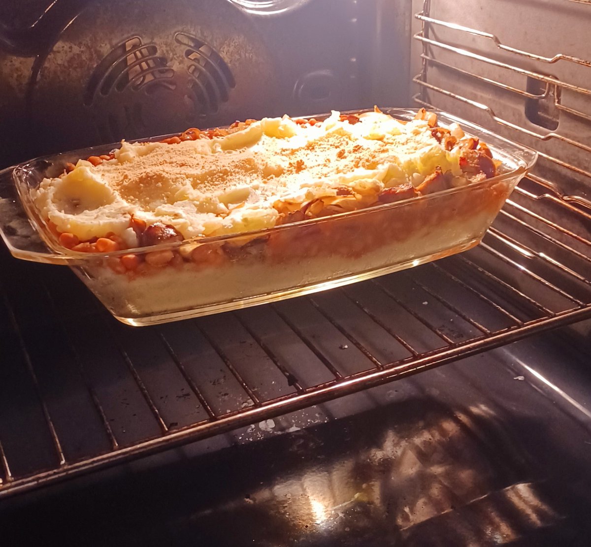Ellebel_hw's tweet image. Aan táfull..Ovenschaaltje met aardappelpuree..(en nee, niet uit een pakkie), witte bonen in tomatensaus, verse worst en gebakken uien😋 En dit is toch lekker...#Cookingskills jonguh😉