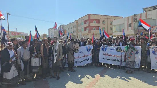 استقبل مخيم الاعتصام المفتوح بمدينة عتق بمحافظة شبوة، اليوم السبت، وفدًا جماهيريًا من أبناء مديريتي نصاب والروضة، لمطالبة الرئيس عيدروس الزُبيدي، رئيس المجلس الانتقالي الجنوبي، بإعلان دولة الجنوب العربي. عمليه الحسم دوله الجنوب العربي South Arabia شعب الجنوب يحسم قراره المشهد الجنوبي المشهد العربي اقرأ المزيد من المشهد العربي 