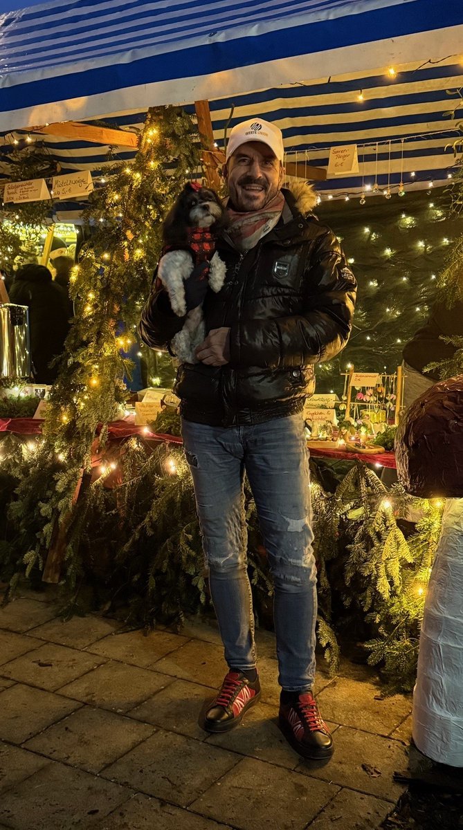 Euch allen ein schönes 3. Adventswochenende.

Die WU auf dem Weihnachtsmarkt Bochingen.