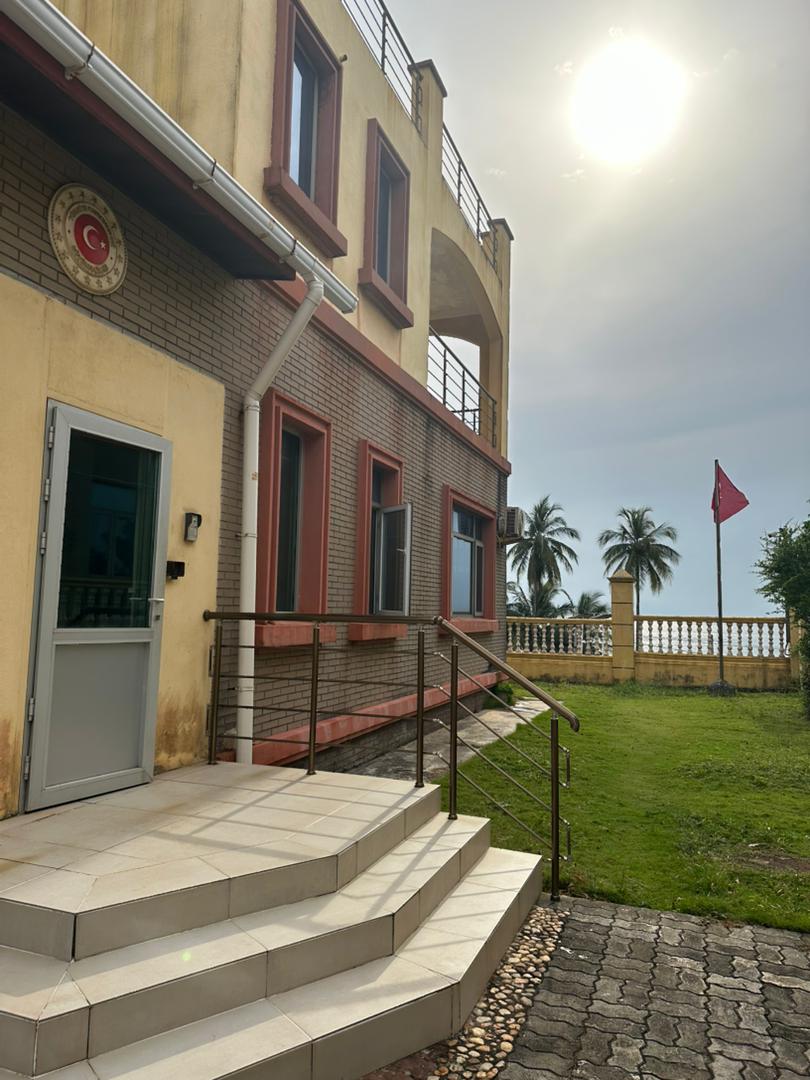 fathilhan's tweet photo. As part of my engagements in Sierra Leone,
I had the honor of paying a courtesy visit to H.E. Mr. Burak Rende, Ambassador of the Republic of Türkiye to Freetown (Sierra Leone).

We held valuable consultations on the political, social, and economic dynamics of the region.
Ambassador Rende’s courteous, constructive, and insightful approach, as well as his thoughtful advice, were truly valuable to me.

I would like to sincerely thank him for his kind hospitality and meaningful exchange of views.Sierra Leone’de gerçekleştirdiğim temaslar kapsamında,

T.C. Freetown (Sierra Leone) Büyükelçimiz Sayın Burak Rende’yi ziyaret etme imkânı buldum.

Bölgenin siyasi, sosyal ve ekonomik dinamiklerine ilişkin kapsamlı istişarelerde bulunduk.
Sayın Büyükelçimizin son derece kibar, yapıcı ve yol gösterici yaklaşımı; paylaştığı değerlendirmeler ve tavsiyeler benim için çok kıymetliydi.

Nazik ev sahipliği ve samimi paylaşımları için kendilerine teşekkür ederim.
