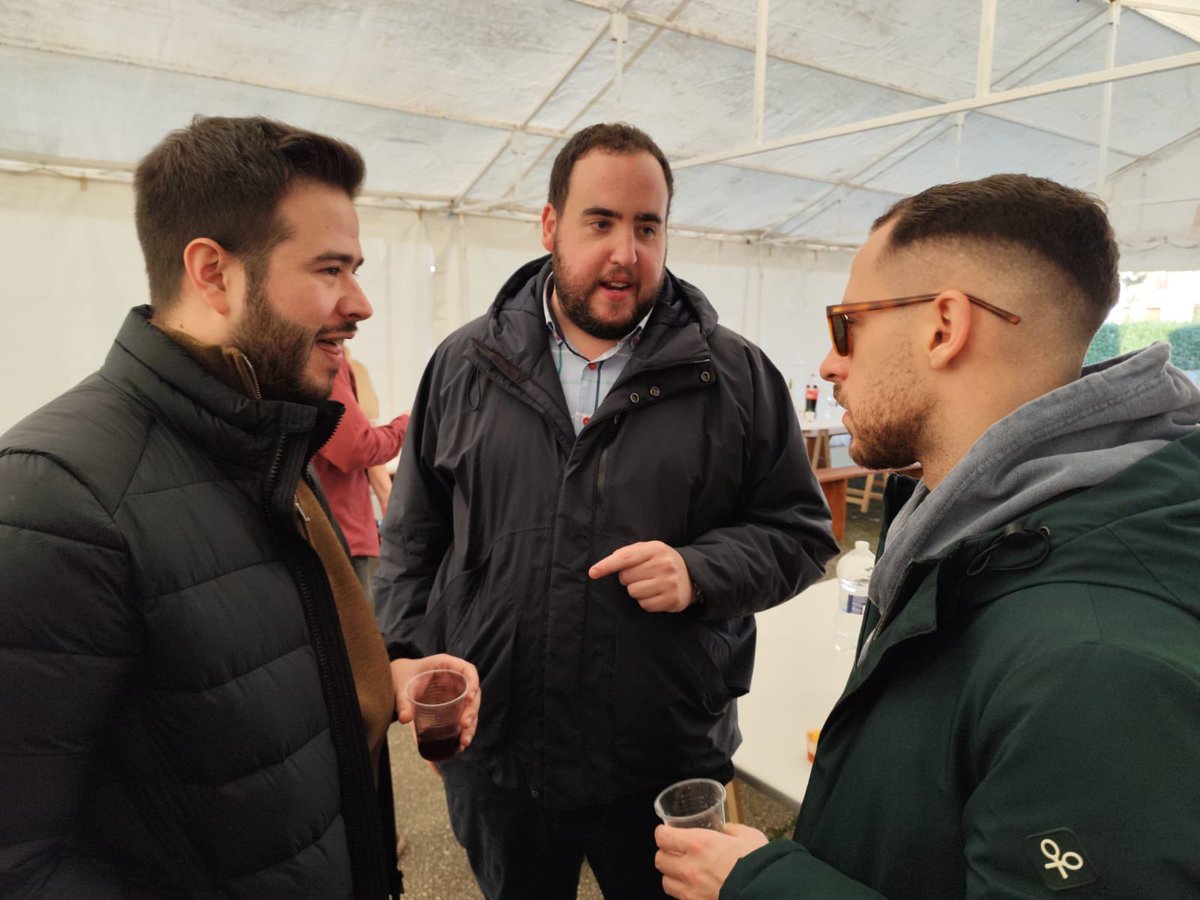 📸 Hoy, en #Seña el portavoz parlamentario <a href="/MarioReocin/">Mario Iglesias</a>, el secretario de Salud <a href="/marcosagudo1/">Marcos Agudo 🇪🇸🇪🇺</a> y el secretario de <a href="/JSCantabria/">JSCantabria</a>, <a href="/francano_/">Fran Cano Molina</a>, junto a los compañeros, compañeras y vecinos celebrando el Día de Santa Lucía, un día lleno de historia, tradición y folclore.