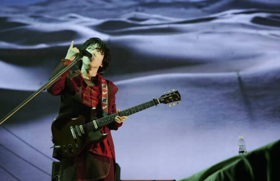 そういえば喜多朗のギター変わってたな。この写真のGibsonのピックガードなし光沢なしSGから、ピックガードあり光沢ありSGになってた。今日のギターがカスタムショップのSGなのかな。