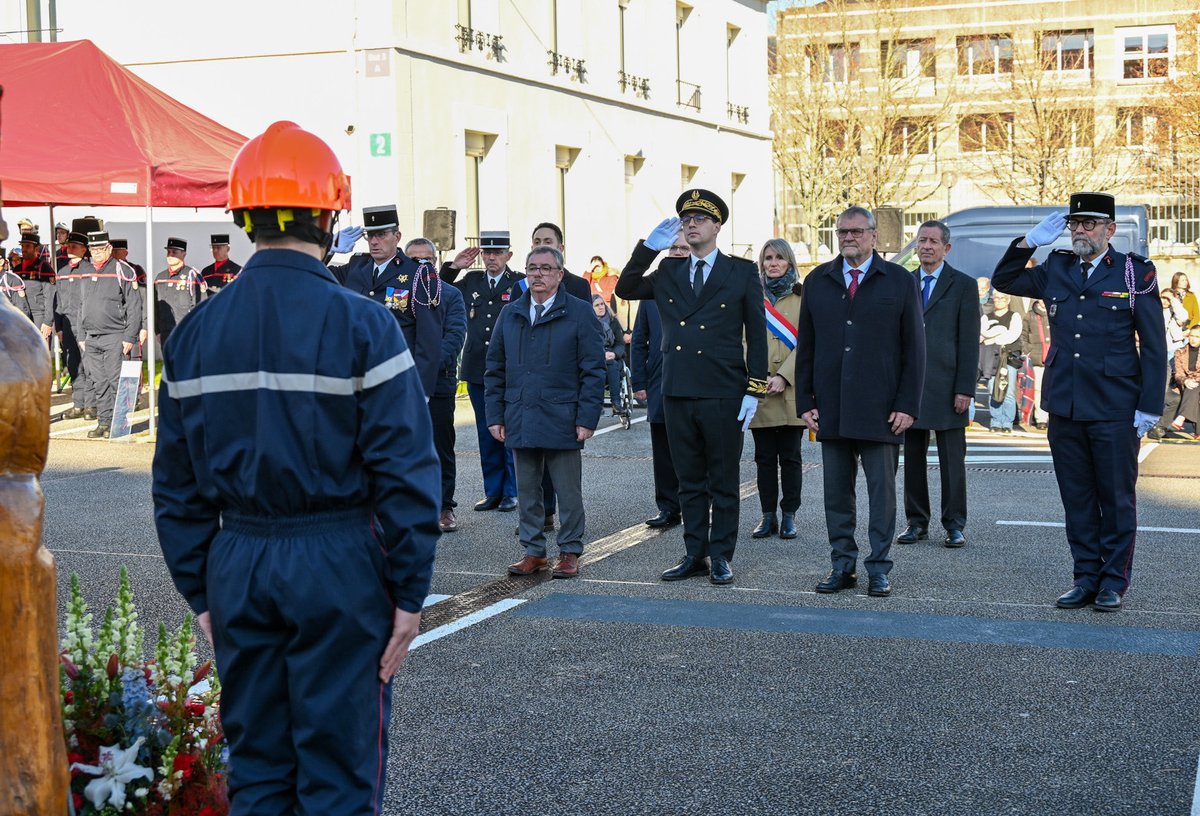 Sdis_87's tweet photo. #SainteBarbe2025
Une cérémonie solennelle pour rendre hommage aux sapeurs-pompiers disparus et mettre à l’honneur les femmes et les hommes 👩🏻‍🚒👨🏻‍🚒 qui composent le corps départemental des sapeurs #pompiers de la #HauteVienne #SDIS87 
@Prefet87 @Udsp87 https://t.co/9BF7ulPTcI