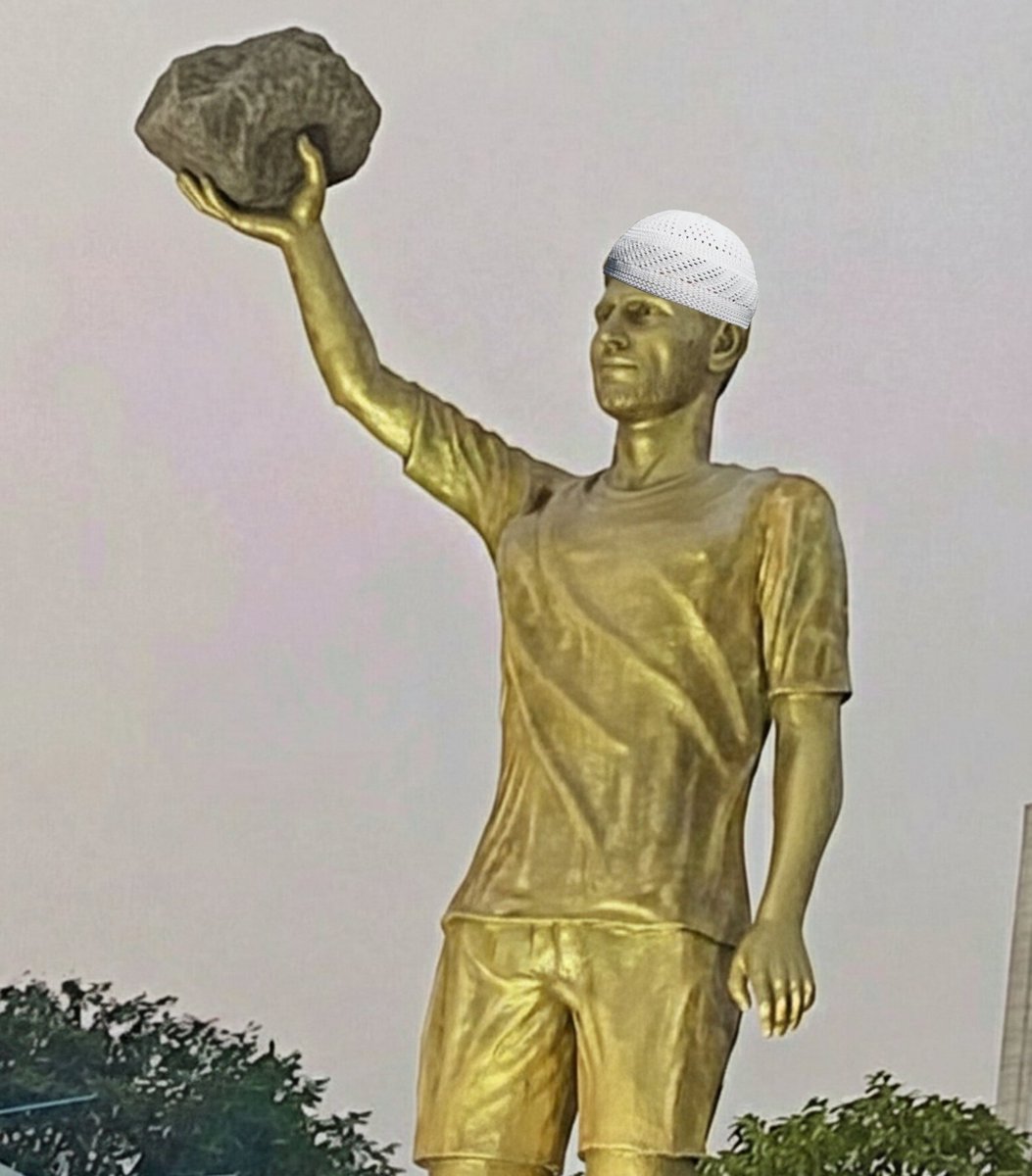 Imdead108_ybc's tweet photo. @Blessedsoul_0 If messi statue was made in kashmir https://t.co/Qdfb9Zxshu