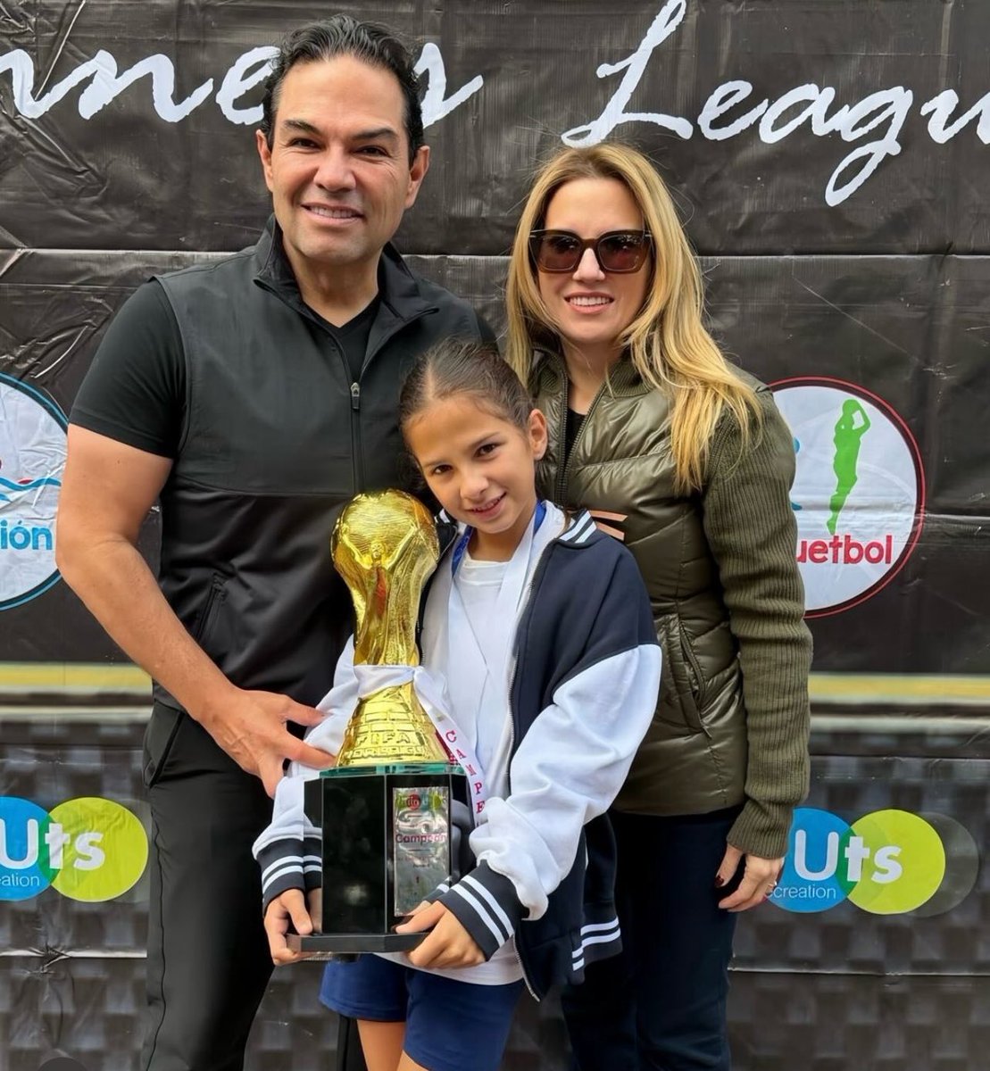 EnriqueVargasdV's tweet photo. Soy el papá más feliz y orgulloso por los logros de mis hijas! 

Hoy el equipo de Robi obtuvo el primer lugar en fútbol. ⚽️🏆🥇 https://t.co/r4VxH7CkLt