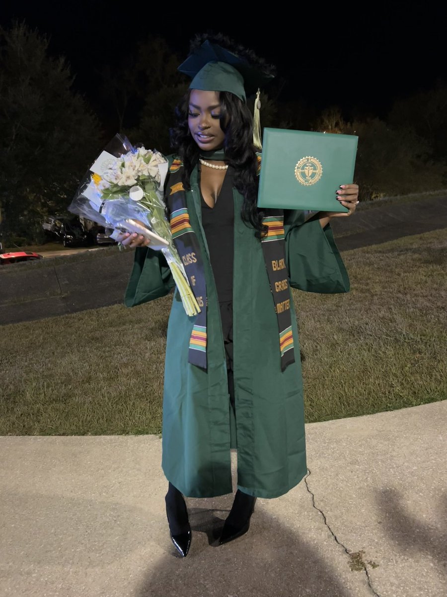 xoxocelie's tweet photo. officially a graduate of FAMU 🧡💚🎓 https://t.co/dVgUkw3yu2