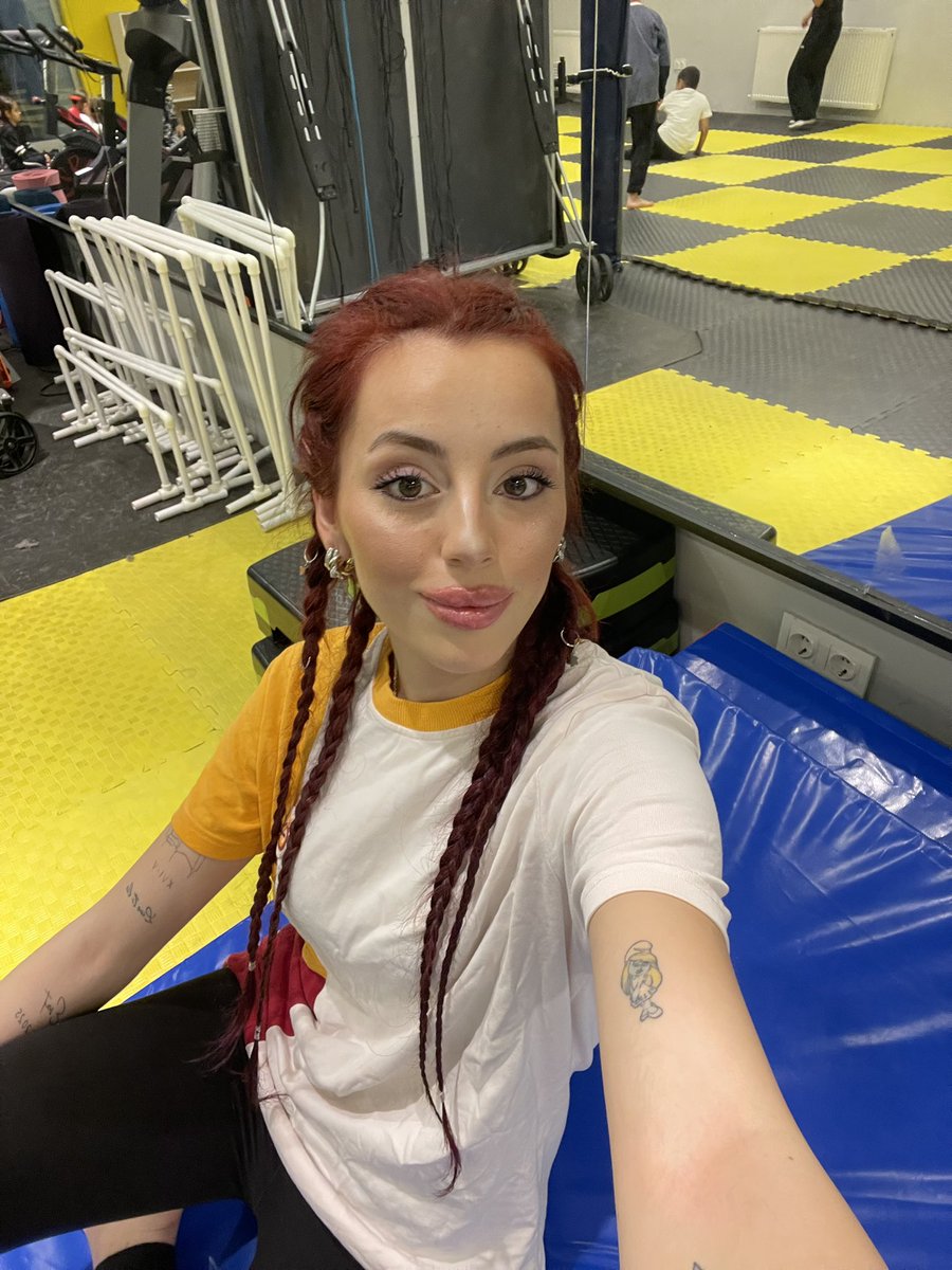 Korttayım.
Ama bugün ter döktüğüm yer sadece antrenman sahası değil.
Burası aynı zamanda bir adalet kürsüsü.
Eşim Esat Uğur için verilen mücadele
bir dosya meselesi değil;
hukukun nasıl susturulduğunun canlı örneğidir.
Yerel mahkeme ve istinafta beraat eden insanların,
müebbetle