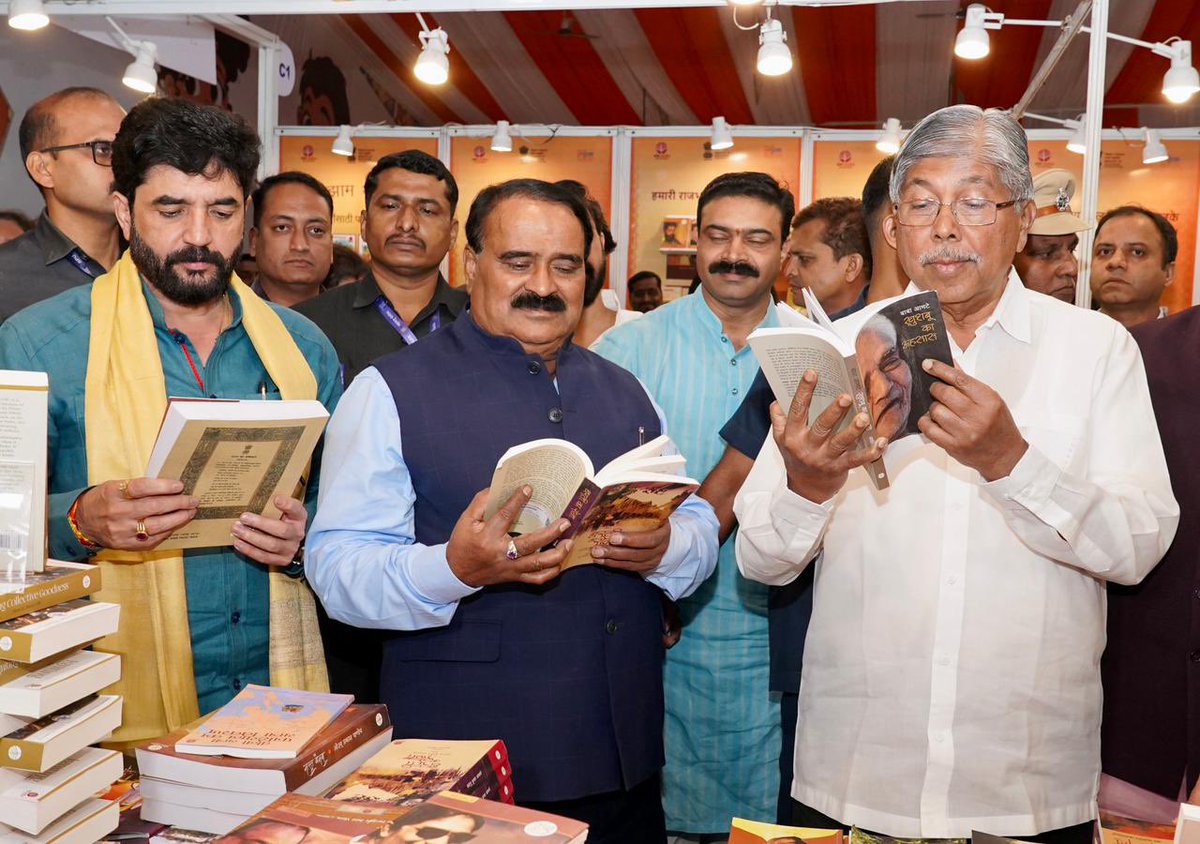 पुणे पुस्तक महोत्सवाचे जल्लोषात उद्घाटन…

📍पुणे पुस्तक महोत्सव, फर्ग्युसन महाविद्यालय

विद्यानगरी पुण्यात वाचन संस्कृतीला बळकटी देणाऱ्या राष्ट्रीय पुस्तक न्यासाच्या वतीने आयोजित केलेल्या पुणे पुस्तक महोत्सवाच्या तिसऱ्या पर्वाचं आज जल्लोषात उद्घाटन झाले. वाचनप्रेमींना पुढील आठ