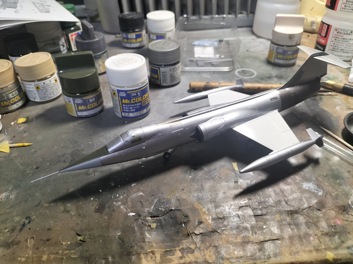 finemolds_news's tweet photo. 私もF-104Jを作っていました。
あとはデカール…！

ちな、写真2枚目の状態まで作って塗装したら、エンジンが取手になるし、塗装待ちの時も机にそのまま置けるしで楽チンでした😋 https://t.co/gwiKUx9VGy
