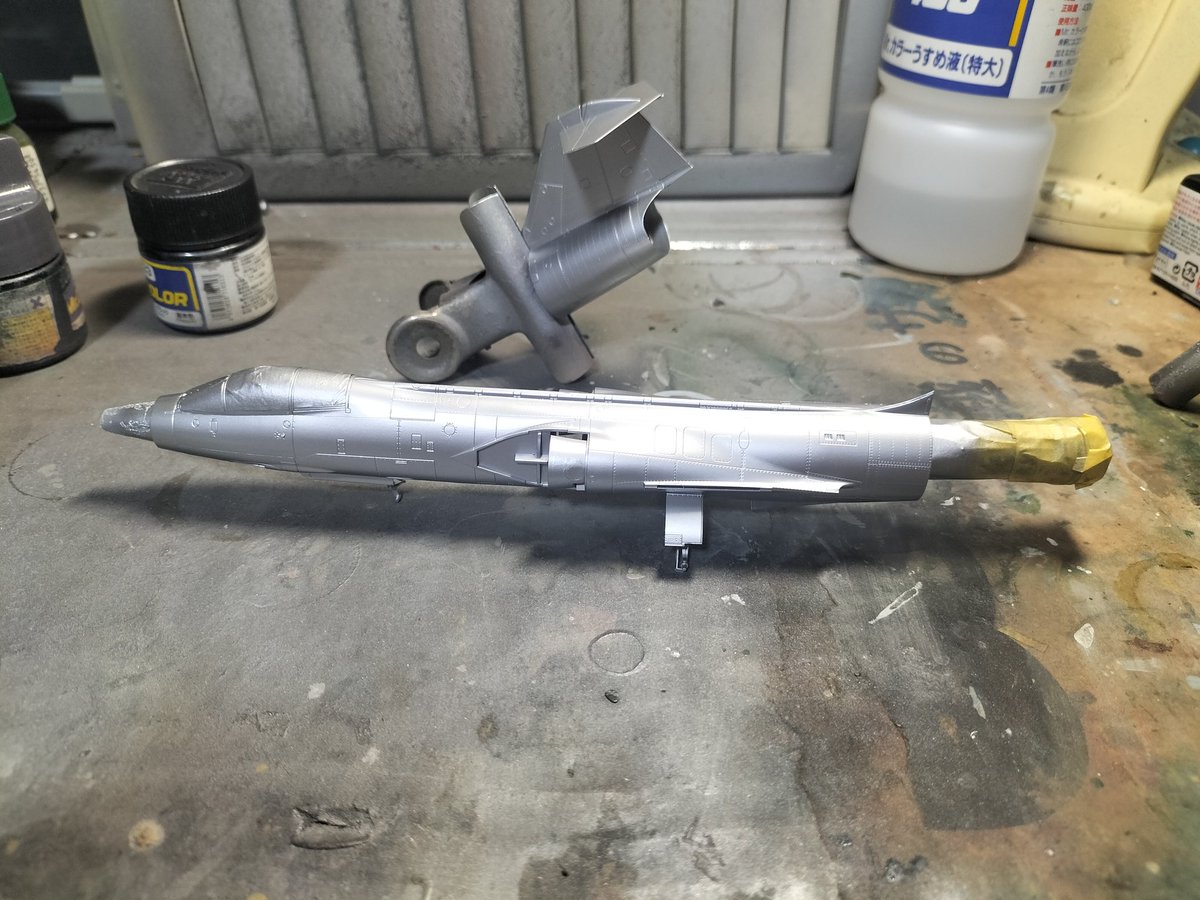 finemolds_news's tweet photo. 私もF-104Jを作っていました。
あとはデカール…！

ちな、写真2枚目の状態まで作って塗装したら、エンジンが取手になるし、塗装待ちの時も机にそのまま置けるしで楽チンでした😋 https://t.co/gwiKUx9VGy