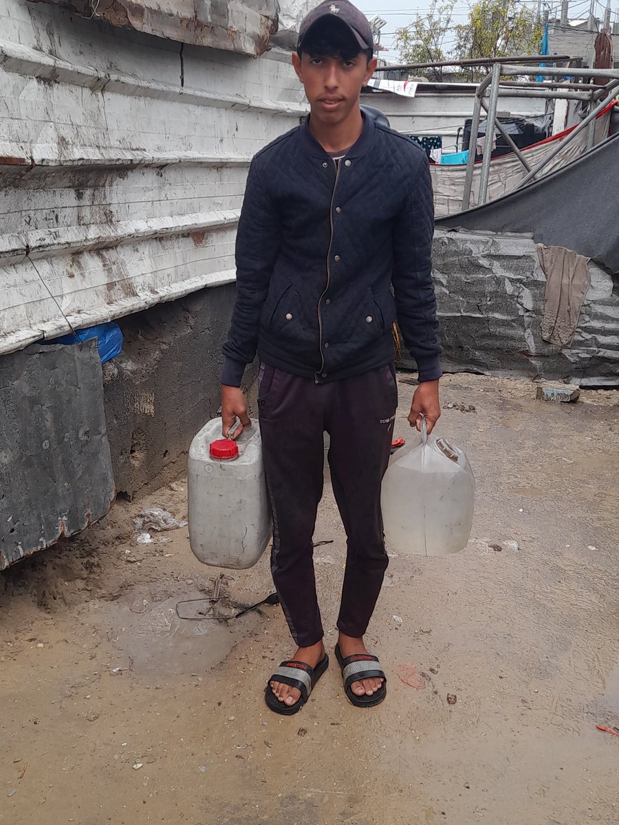 jamil_GZ's tweet image. ‼️‼️
Today I walked through rain and cold just to bring water to my family.
We walk long distances for something that should be a basic right.
This isn’t an extraordinary moment… this is an ordinary day of our lives.
Even a single “.” 🍉 can help our voice reach further.
🔗…