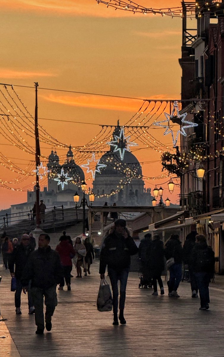 Buona serata cari amici 🥂🥂🥂😘😘😘 Via Garibaldi a Venezia 🎁🎄🤩