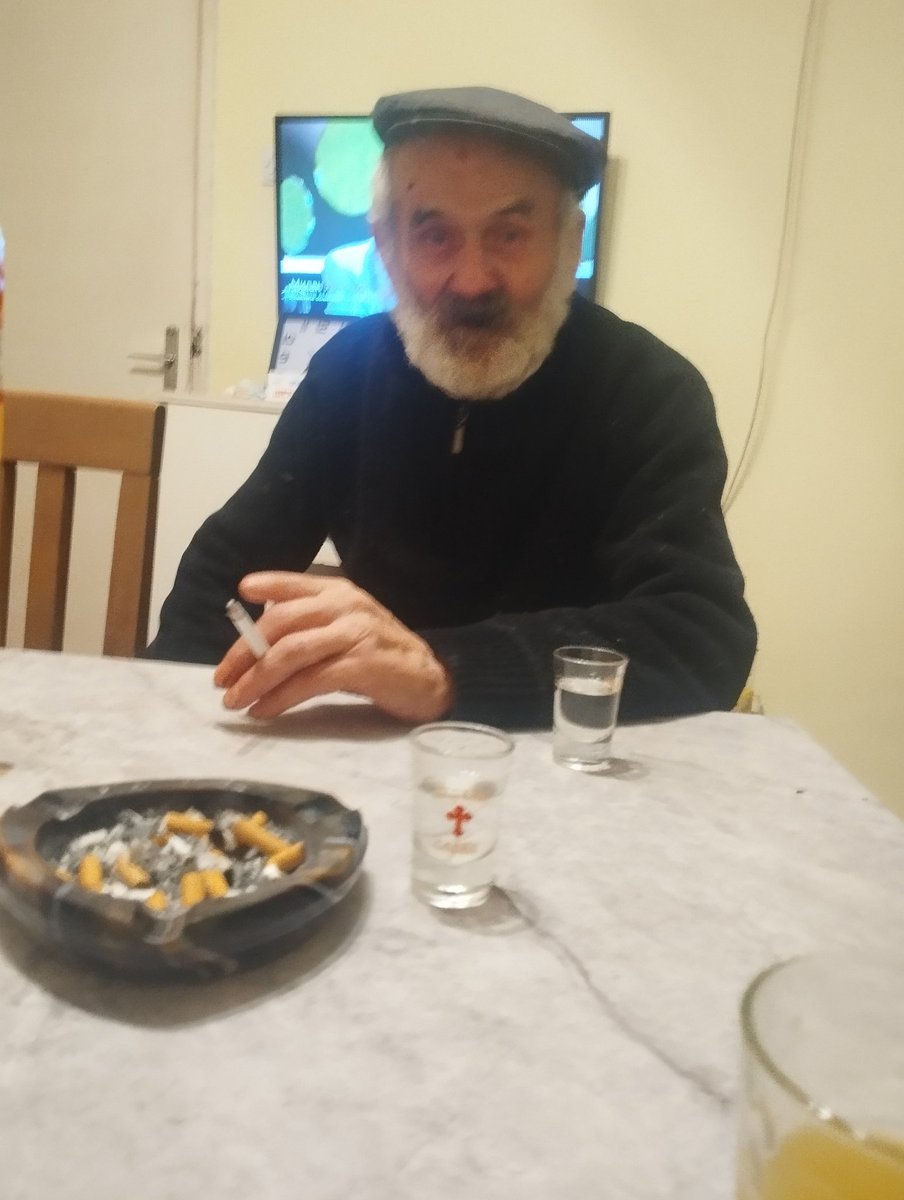 Sinjor3's tweet image. Đed. SNS smrdjje htele da mu otmu  plac da grade etno selo on nije hteo da proda. Namestili ga da ih je napao, držali ga da umre u zatvorskoj ludnici. Vučić dozvolio. Pustili ga iz Bačvanske na samrti u 83 godini da im ne umre tamo zbog papirologije. Preteko a krvna osveta ide...