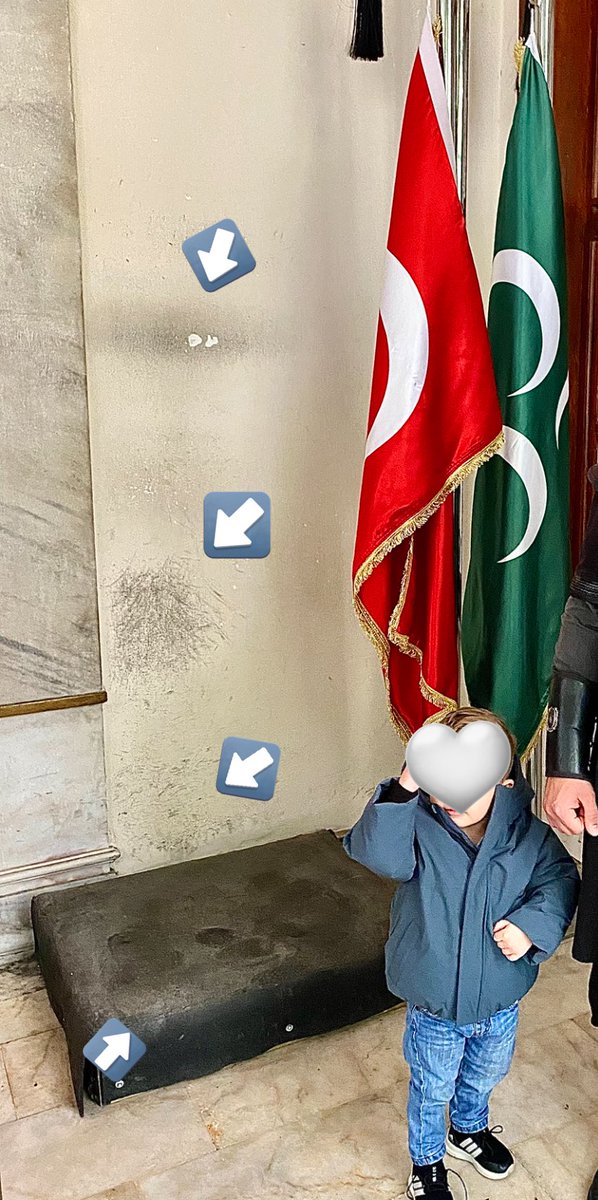 Bugün Atamız Osman Gazi’nin türbesini ziyaret edip dua ettim.
Ancak türbenin iç giriş kapısının sağındaki duvarın içinde bulunduğu kötü hâli görünce hayretler içinde kaldım.

Koskoca Gazi Osman Bey, Devlet-i Aliyye-i Osmaniye’nin kurucusunun türbesinin girişinde bu görüntüyü