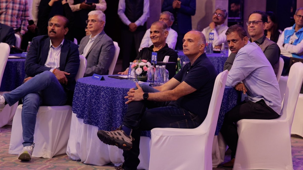 sanjivrbajaj's tweet photo. An inspiring fireside chat where sport met business. At Pace Setters: The Power of Consistency with CNBC TV18 โ conversations with icons Noah Lyles & Shelly-Ann Fraser-Pryce, and leaders Yashish Dahiya & Rashesh Shah, perfectly aligned with this yearโs theme #YouTooCanFly
See you at the start line tomorrow.
#BajajPuneMarathon