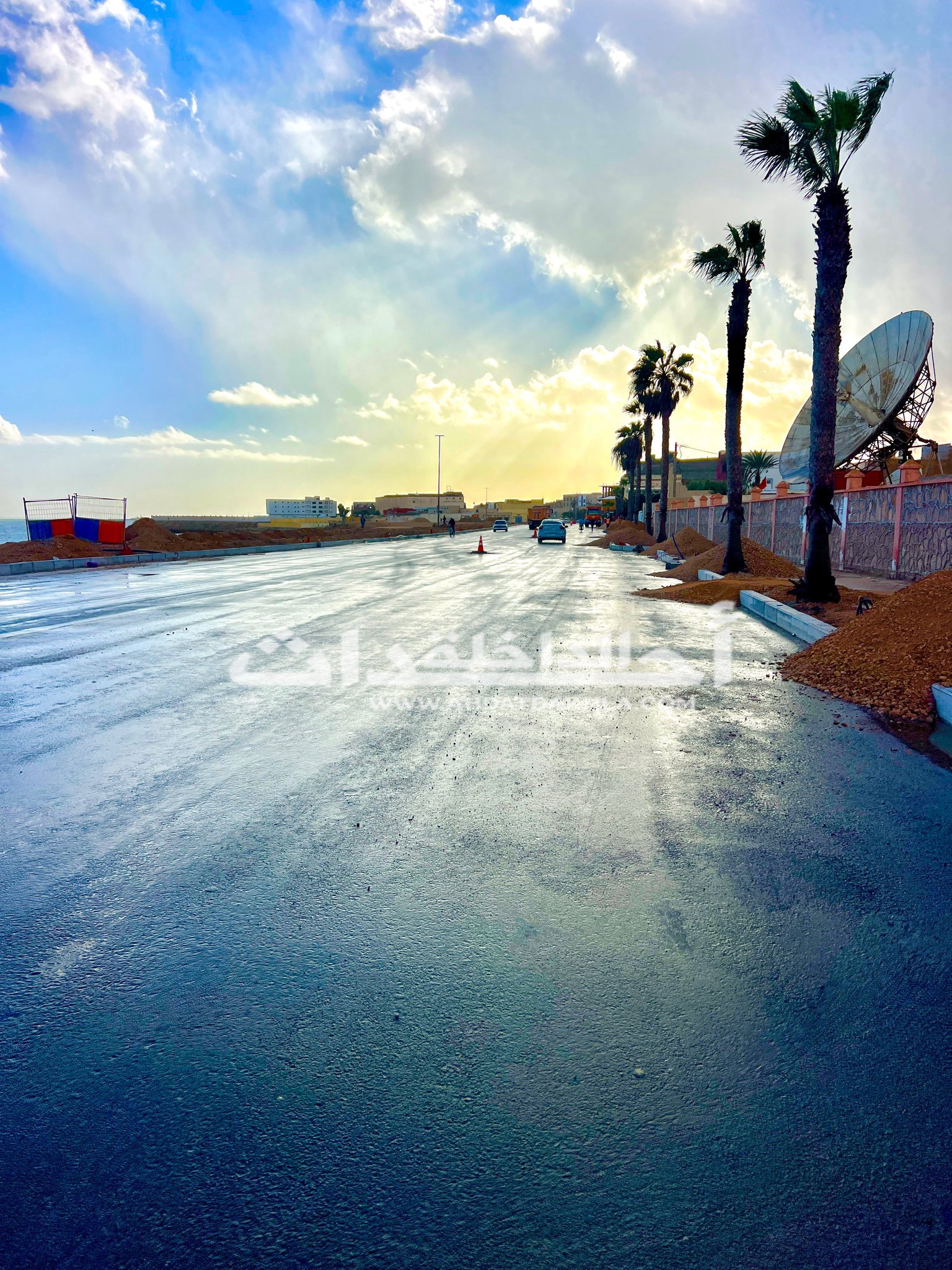 تساقطات مطرية خفيفة بمدينة الداخلة. عرفت مدينة الداخلة، عصر اليوم السبت، تساقطات مطرية خفيفة أنعشت الأجواء وأضفت لمسة من الانتعاش بعد فترة من الطقس الجاف.. ورغم قلتها، فقد خلفت هذه الأمطار ارتياحًا لدى الساكنة، على أمل أن تتواصل خلال الأيام المقبلة لما لها من أثر إيجابي على الجو والفرشة المائية.. هل وثّقتم هذه اللحظات؟ شاركونا صوركم وتعليقاتكم 