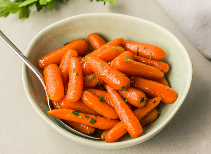 KristenJakobitz's tweet image. #Carrots are high in fiber, which can help improve gut health, which can indirectly help balance hormones. Fiber can also help with digestion and elimination, which can reduce bloating and constipation. #HormoneBalance #GutHealth #Health