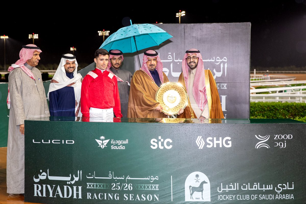الشوط العاشر 

كأس مجلس إدارة نادي سباقات الخيل - الفئة الثالثة 🏆

صاحب السمو الأمير سلمان بن عبدالله بن سلمان بن محمد آل سعود الأمين العام لمجلس إدارة نادي سباقات الخيل يسلّم الكأس لطاقم الاسطبل . 

الفائز : تحزيم 🏇
المالك : الأمير فيصل بن خالد بن عبدالعزيز 

ألف مبروك 👏🤩
