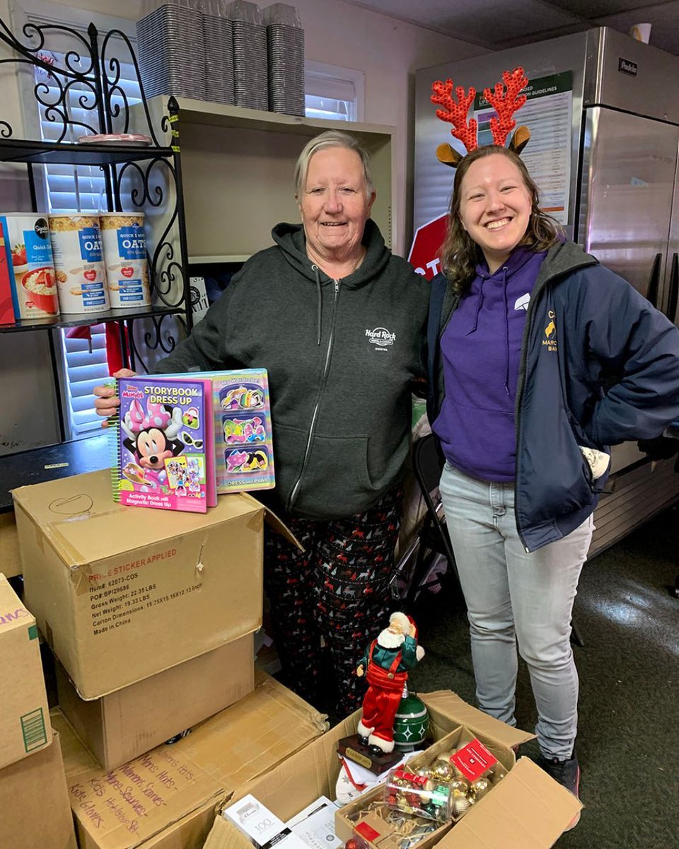 RandomActsOrg's tweet image. 🎁 This holiday, Samara Cogan helped fulfill Faith Family Food Bank wish lists — from warm winter clothes to ASL books — showing that practical gifts can make a big impact. 💙✨
#HolidayGiving