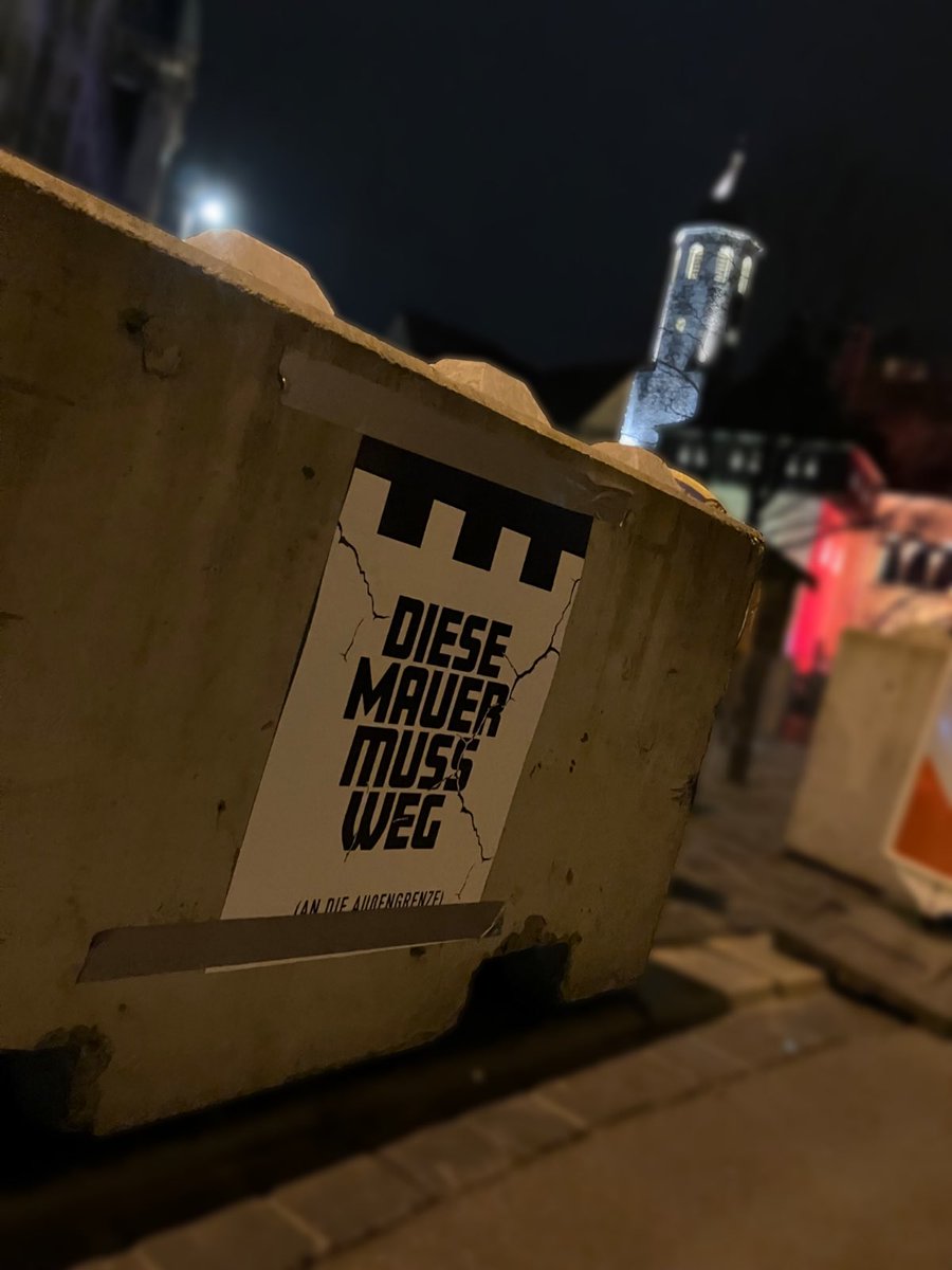 IBNiedersachsen's tweet photo. ⚠️ Diese Mauer muss weg

❗️Wir brauchen keine Mauern vor Weihnachtsmärkten, sondern an der Außengrenze

📢 Mach mit und zeig es auch auf deinem Weihnachtsmarkt:

https://t.co/p9QThAfKmr

#DieMauermussWeg #merkelpoller #weihnachtsmarkt
#Niedersachsen
#Braunschweig https://t.co/SlITJ0WQ2E