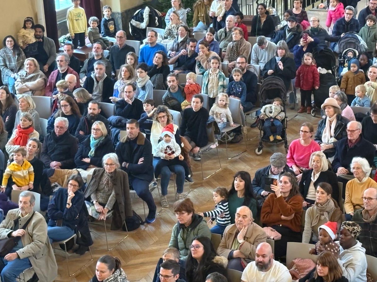 mairie15's tweet photo. Moment d’émotion avec la traditionnelle chorale de Noël des écoles Dombasle et @ENCBlomet devant un public de parents et d’élèves comblés réuni ce matin en salle des fêtes de la Mairie de #Paris15 https://t.co/63Z6FWCIFw