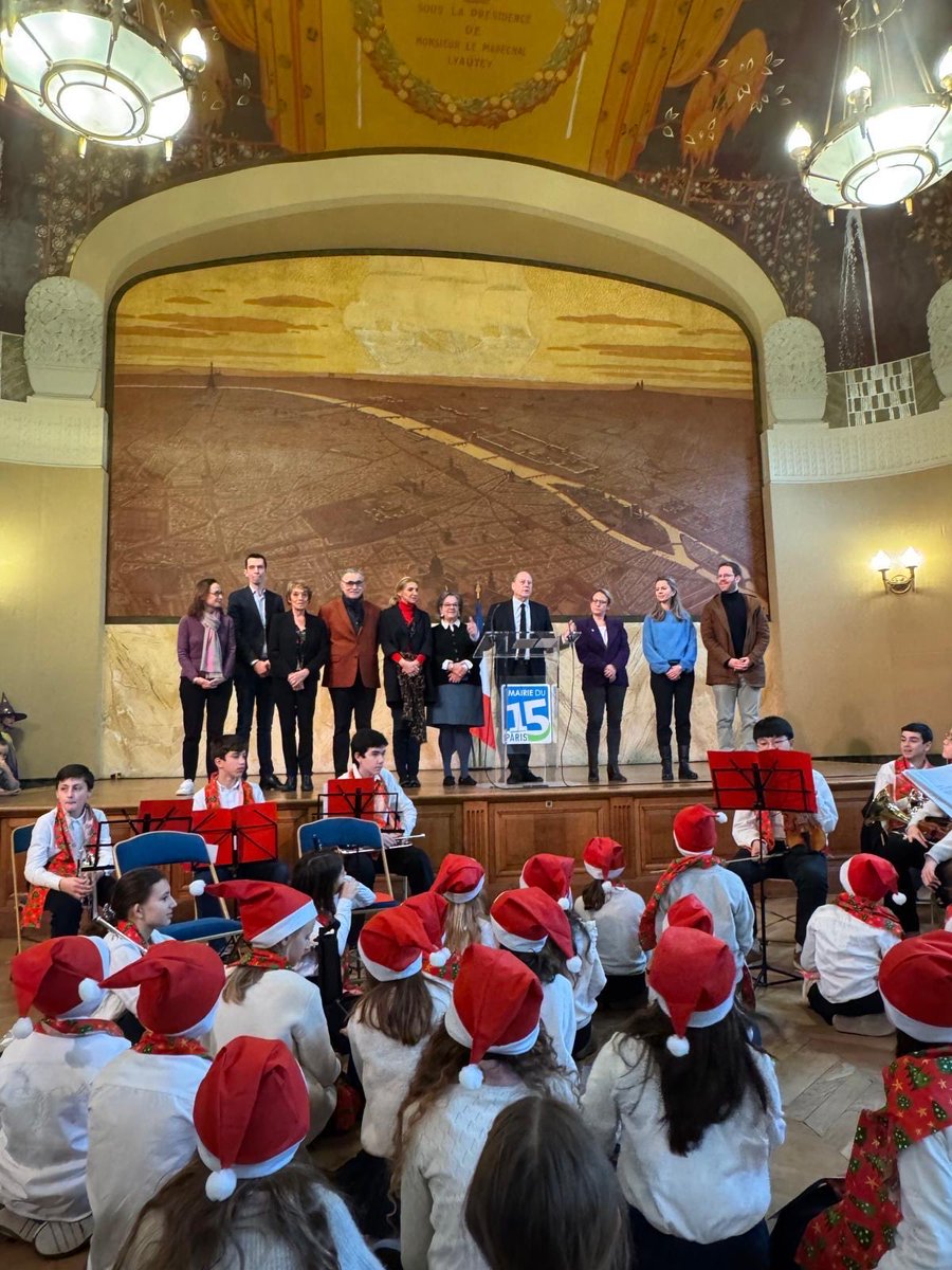 mairie15's tweet photo. Moment d’émotion avec la traditionnelle chorale de Noël des écoles Dombasle et @ENCBlomet devant un public de parents et d’élèves comblés réuni ce matin en salle des fêtes de la Mairie de #Paris15 https://t.co/63Z6FWCIFw