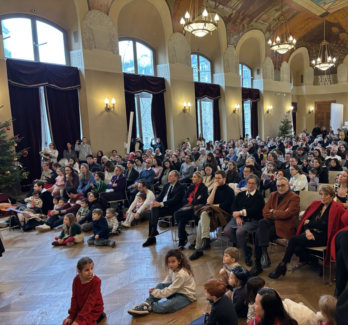 mairie15's tweet photo. Moment d’émotion avec la traditionnelle chorale de Noël des écoles Dombasle et @ENCBlomet devant un public de parents et d’élèves comblés réuni ce matin en salle des fêtes de la Mairie de #Paris15 https://t.co/63Z6FWCIFw