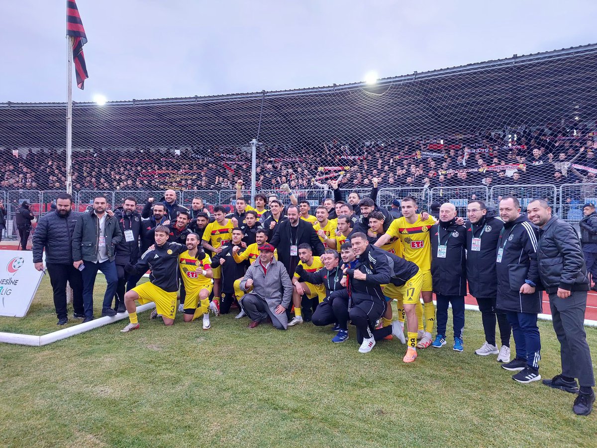 Şampiyonluk yolundaki rakiplerimizden Kütahya deplasmanından iyi bir oyunla beraberlikle dönen Eskişehirspor’umuzu tebrik ediyorum.

Sahada mücadele eden takımımızı, tribünde hakkını veren taraftarımızı kutluyorum.

Tüm şehir inanıyoruz; yolun sonu şampiyonluk! ⚫️🔴