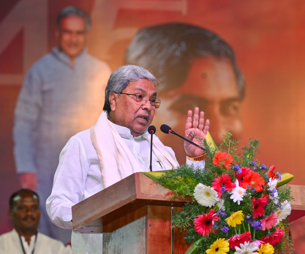 CMofKarnataka's tweet image. ಸಭಾಪತಿಗಳಾದ ಸನ್ಮಾನ್ಯ ಬಸವರಾಜ್ ಹೊರಟ್ಟಿಯವರನ್ನು ಪಕ್ಷಾತೀತವಾಗಿ ಇಂದು ಸನ್ಮಾನಿಸಲಾಗಿದೆ. ಎಲ್ಲ ಪಕ್ಷದವರೊಂದಿಗೆ ಉತ್ತಮ ಬಾಂಧವ್ಯ ಹೊಂದಿರುವ ಹೊರಟ್ಟಿಯವರು ಅಜಾತಶತ್ರು. ನೇರ ನುಡಿಯ ದಿಟ್ಟ ವ್ಯಕ್ತಿತ್ವದ ರಾಜಕಾರಣಿಯಾಗಿದ್ದಾರೆ. 1980 ರಲ್ಲಿ ವಿಧಾನಪರಿಷತ್ತಿನ ಶಾಸಕರಾಗಿದ್ದ ಇವರೊಂದಿನ ನನ್ನ ಸ್ನೇಹ ನಾಲ್ಕು ದಶಕಗಳದ್ದು. ಆಡಂಬರವಿಲ್ಲದ…