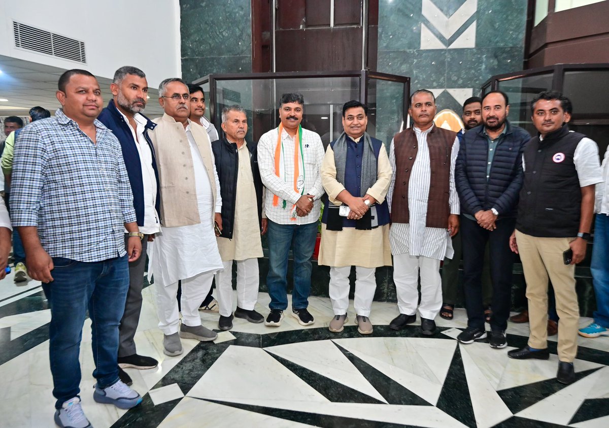 GovindDotasra's tweet photo. दिल्ली में पार्टी नेताओं और कार्यकर्ताओं के साथ। https://t.co/Uhsg1tRJiw
