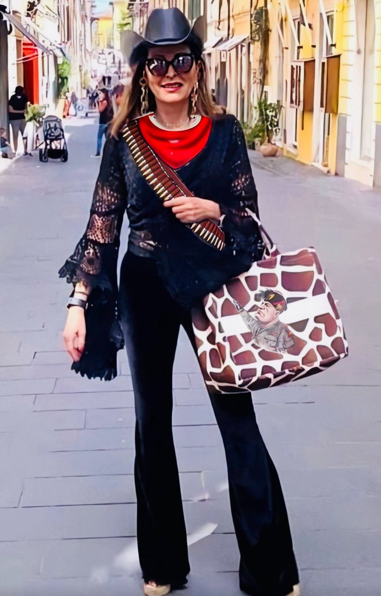 Donato982141256's tweet image. Questa qua? porta un cinta piene di bussole spara con il culo.