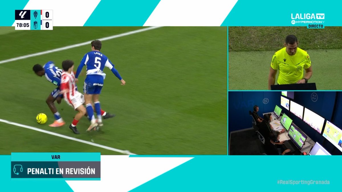 🖥️💥 Ridículo estrepitoso de López Toca en el VAR en El Molinón.

👉🏼 Manu Lama se olvida del balón y carga con fuerza desmedida a Queipo.

❌ 𝗘𝗟 𝗩𝗔𝗥 𝗡𝗢 𝗗𝗘𝗕𝗘 𝗜𝗡𝗧𝗘𝗥𝗩𝗘𝗡𝗜𝗥.

▪️ Se trata de una acción puramente interpretativa de Lax Franco sobre el césped.