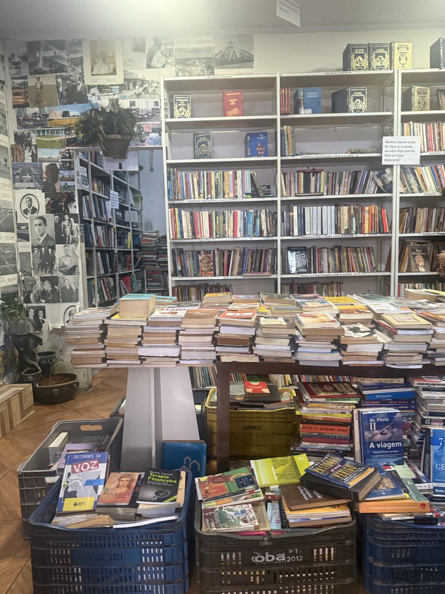 SilencioDaFe's tweet photo. Hoje fui ao Casarão dos Livros, e fiquei encantada.
O acervo é diverso, um paraíso para quem gosta de ler.
Encontrei muitos livros cristãos que estavam na minha lista.
Se você é de Brasília, recomendo muito a visita. https://t.co/BNyvhML50L
