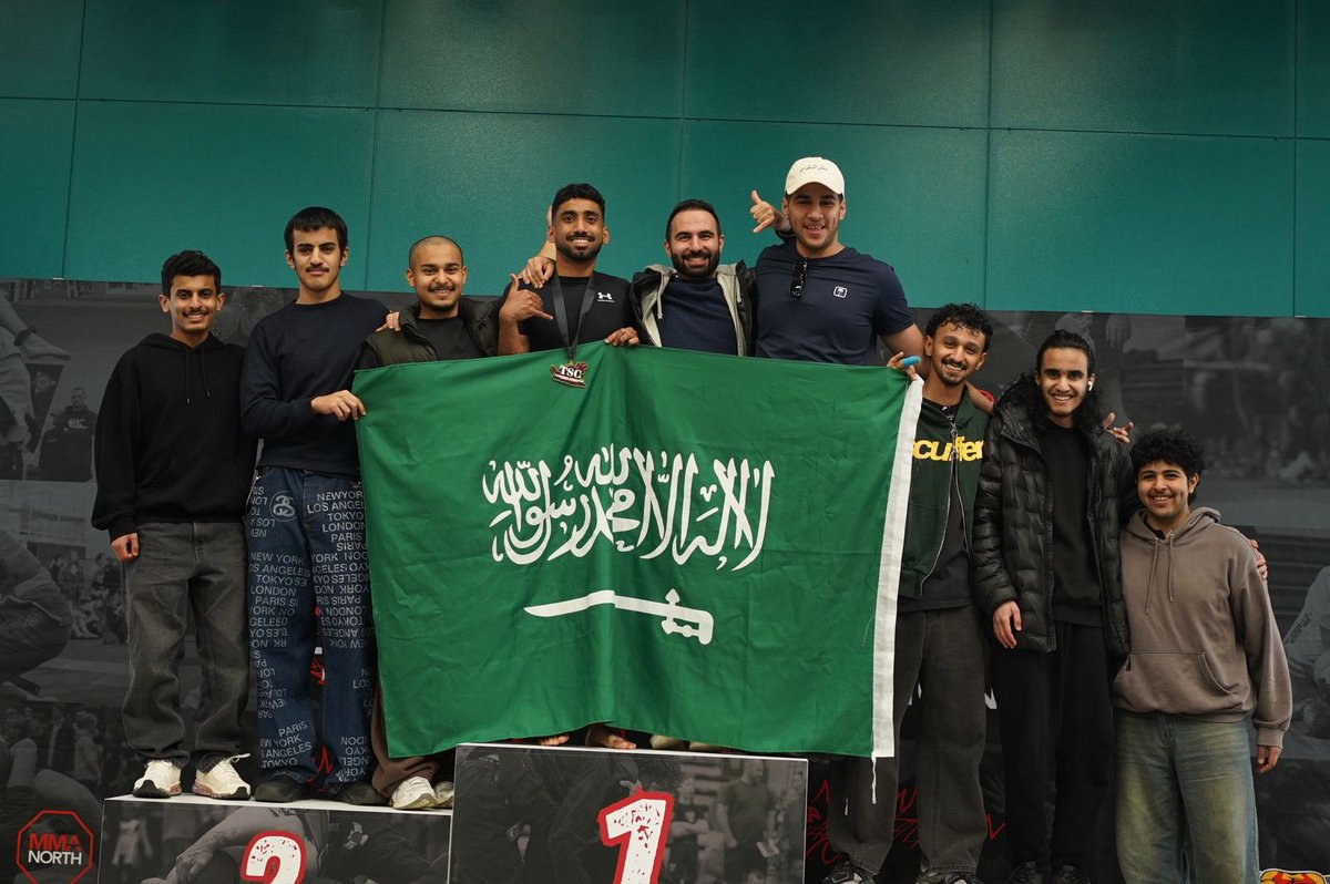 SSCTasmania's tweet photo. بكلّ حَماس حَضر أصدقاء عمّار والنّادي السعودي لتشجيعه و دعمه!💪🏽 ومشاركة فرحة فوزه بالمركَز الأول في بطولة الجوجتسو على مستوى ولاية تازمانيا . 
وهذه الصور الجَماعية الجميلة تعكس روح الأخوّة والتكاتف بين طلابنا في الغُربة!🇸🇦🤍 https://t.co/OK6eIY7ky6