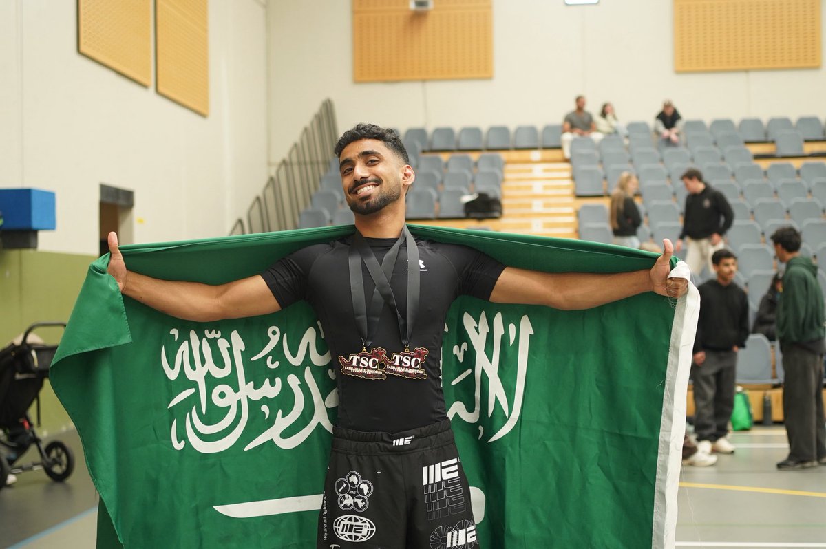 بكلّ حَماس حَضر أصدقاء عمّار والنّادي السعودي لتشجيعه و دعمه!💪🏽 ومشاركة فرحة فوزه بالمركَز الأول في بطولة الجوجتسو على مستوى ولاية تازمانيا . 
وهذه الصور الجَماعية الجميلة تعكس روح الأخوّة والتكاتف بين طلابنا في الغُربة!🇸🇦🤍