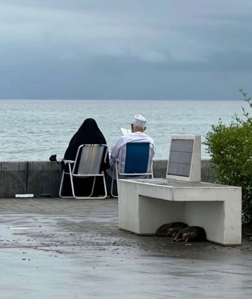 mutghzl's tweet image. "ولا يألـف الإنسـانُ إلّا نظـيرهُ 
وكلّ امرئٍ يصبو إلى مَن يُشاكِلهُ"