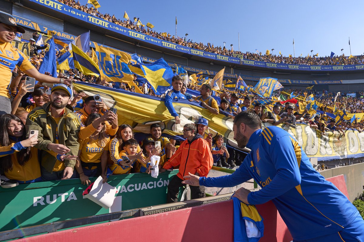 TigresOficial's tweet image. 💛😮‍💨 ¡No, no es un día de partido, son más de 35,000 Incomparables alentando a Tigres en el entrenamiento previo a la Gran Final!

🇺🇦 𝑳𝒂 𝒈𝒆𝒏𝒕𝒆 𝒏𝒐 𝒍𝒐 𝒆𝒏𝒕𝒊𝒆𝒏𝒅𝒆, 𝑺𝒐𝒎𝒐𝒔 𝑰𝒏𝒄𝒐𝒎𝒑𝒂𝒓𝒂𝒃𝒍𝒆𝒔.