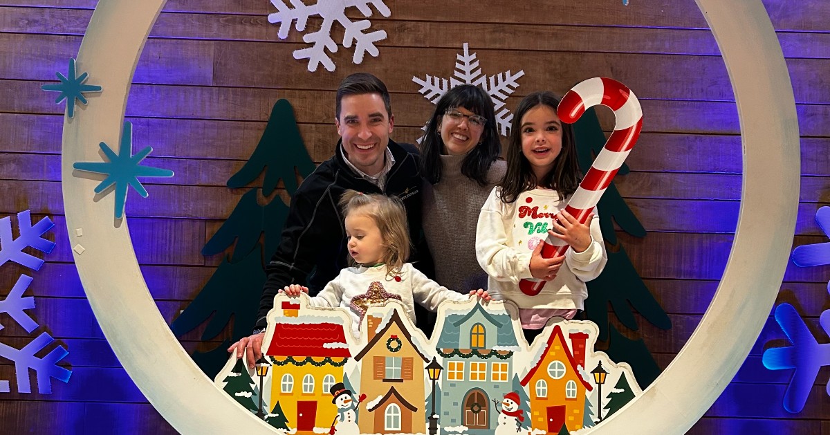 NorthStateBank's tweet image. Holiday magic filled @MarblesRaleigh Evening with the Elves! Market President 𝗛𝗮𝗿𝗿𝘆𝘀𝗼𝗻 𝗧𝘂𝗿𝗻𝗲𝗿 enjoyed merry moments with some of his favorite people. North State Bank was happy to support this beloved Triangle tradition.