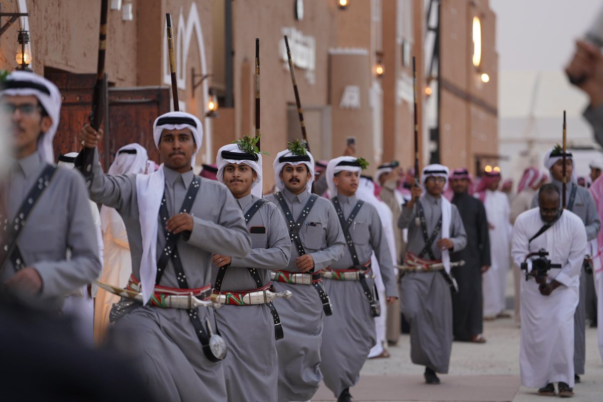 عروض تراثية نابضة بالحماس وتفاعل لافت من الزوار في جناح إمارة منطقة #الباحة ضمن مهرجان الملك عبدالعزيز للإبل10، تعكس عمق الموروث الثقافي، وتبرز الهوية الوطنية وأصالة الفلكلور الشعبي للمنطقة.
#إمارة_منطقة_الباحة
#مهرجان_الملك_عبدالعزيز_للإبل10