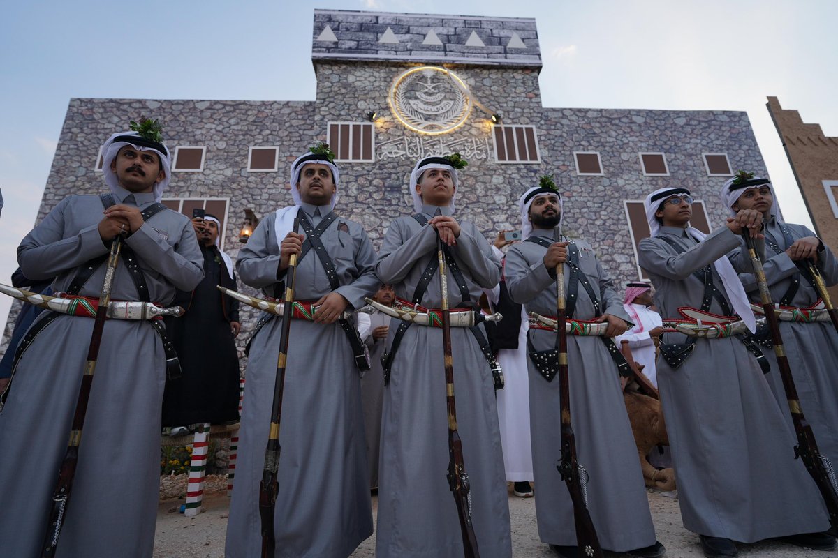 Emara_Albaha's tweet photo. عروض تراثية نابضة بالحماس وتفاعل لافت من الزوار في جناح إمارة منطقة #الباحة ضمن مهرجان الملك عبدالعزيز للإبل10، تعكس عمق الموروث الثقافي، وتبرز الهوية الوطنية وأصالة الفلكلور الشعبي للمنطقة.
#إمارة_منطقة_الباحة
#مهرجان_الملك_عبدالعزيز_للإبل10 https://t.co/P8yDlGxpfj