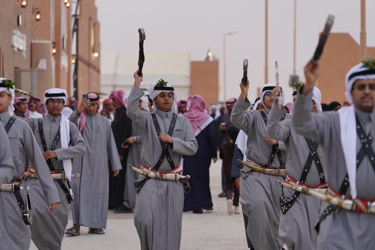Emara_Albaha's tweet photo. عروض تراثية نابضة بالحماس وتفاعل لافت من الزوار في جناح إمارة منطقة #الباحة ضمن مهرجان الملك عبدالعزيز للإبل10، تعكس عمق الموروث الثقافي، وتبرز الهوية الوطنية وأصالة الفلكلور الشعبي للمنطقة.
#إمارة_منطقة_الباحة
#مهرجان_الملك_عبدالعزيز_للإبل10 https://t.co/P8yDlGxpfj